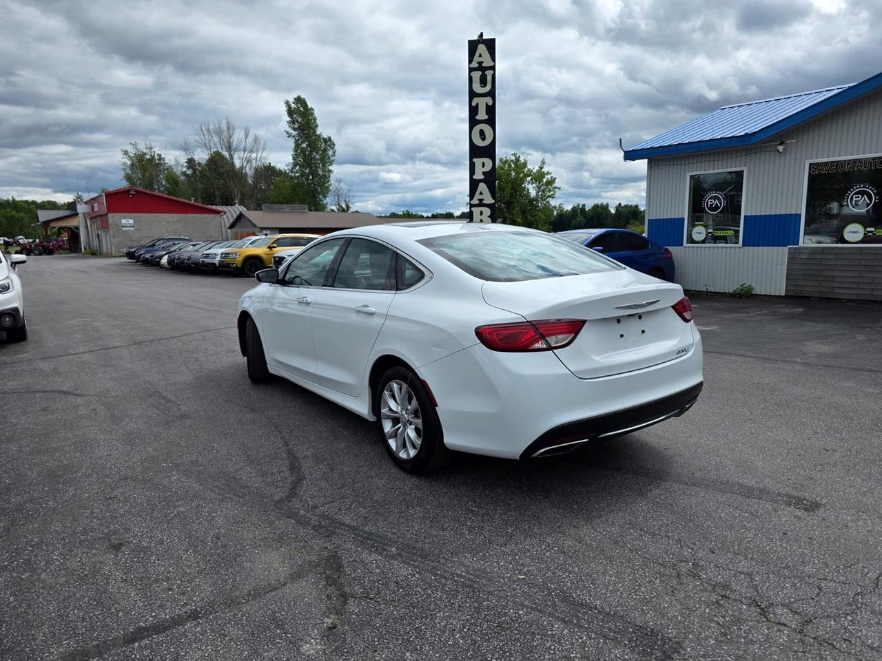 2015 Chrysler 200 C Photo2