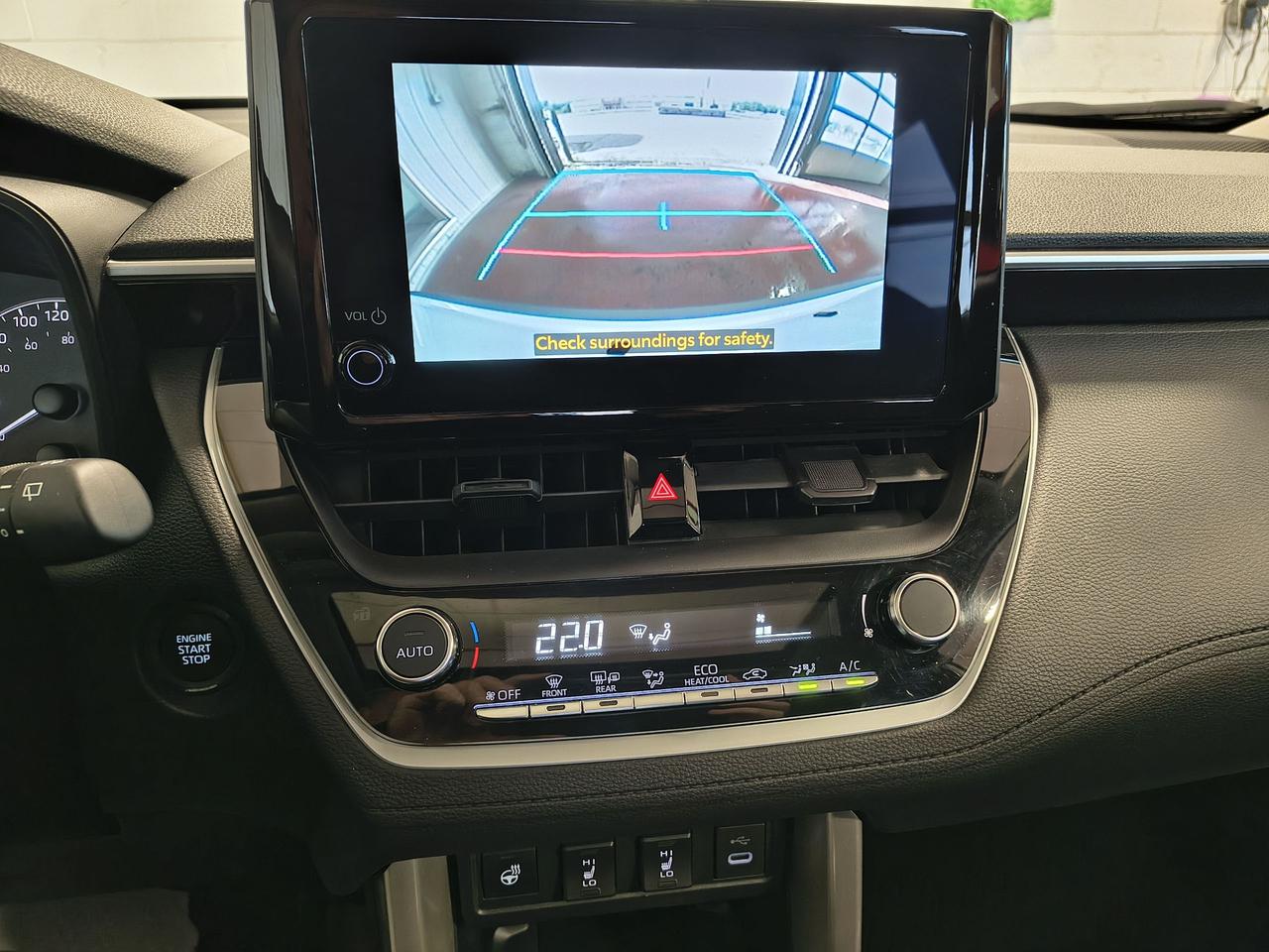 2024 Toyota Corolla Cross LE Photo0