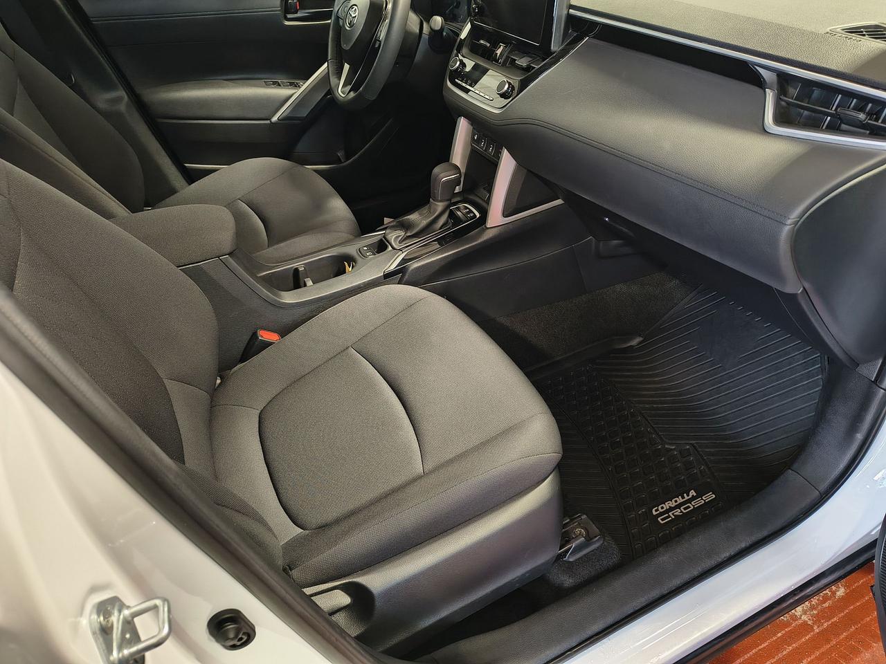 2024 Toyota Corolla Cross LE Photo0