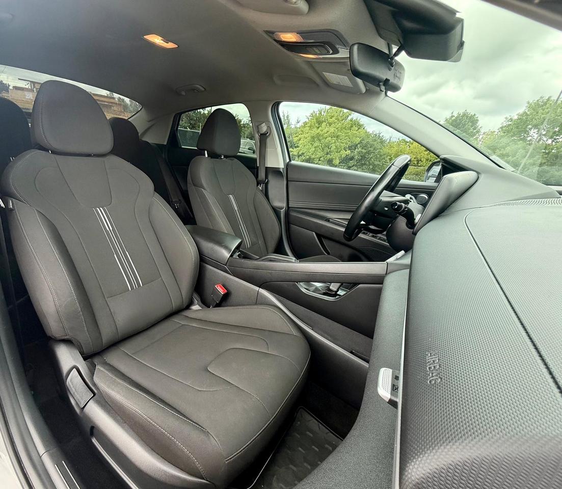 2022 Hyundai Elantra Preferred Photo4