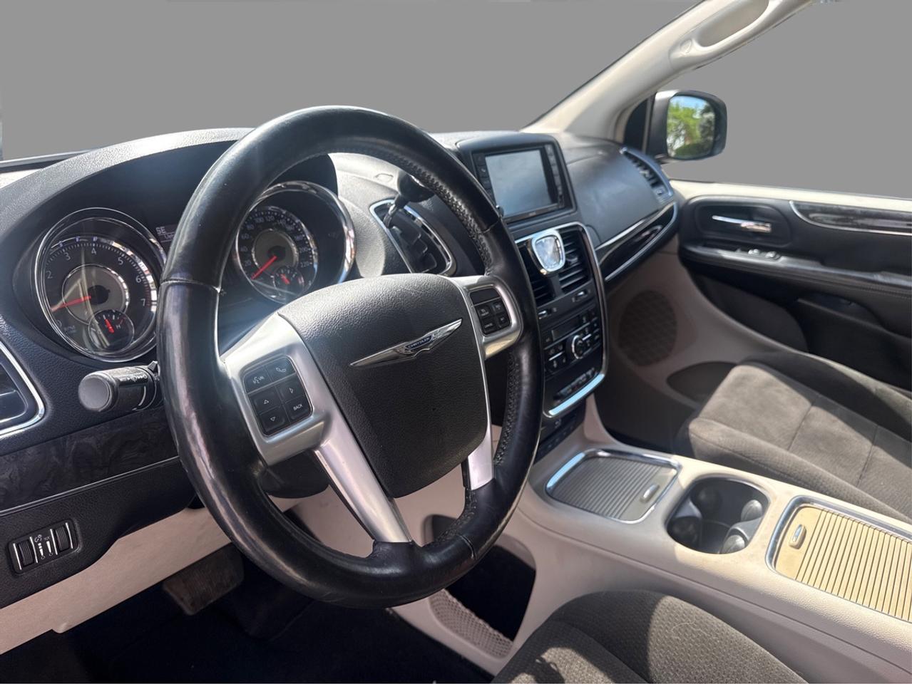 2013 Chrysler Town & Country TOURING Photo