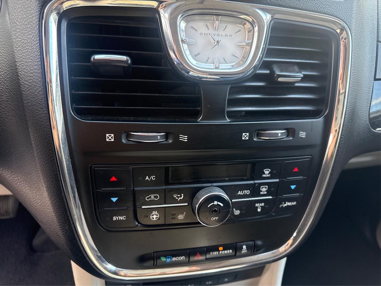 2013 Chrysler Town & Country TOURING Photo
