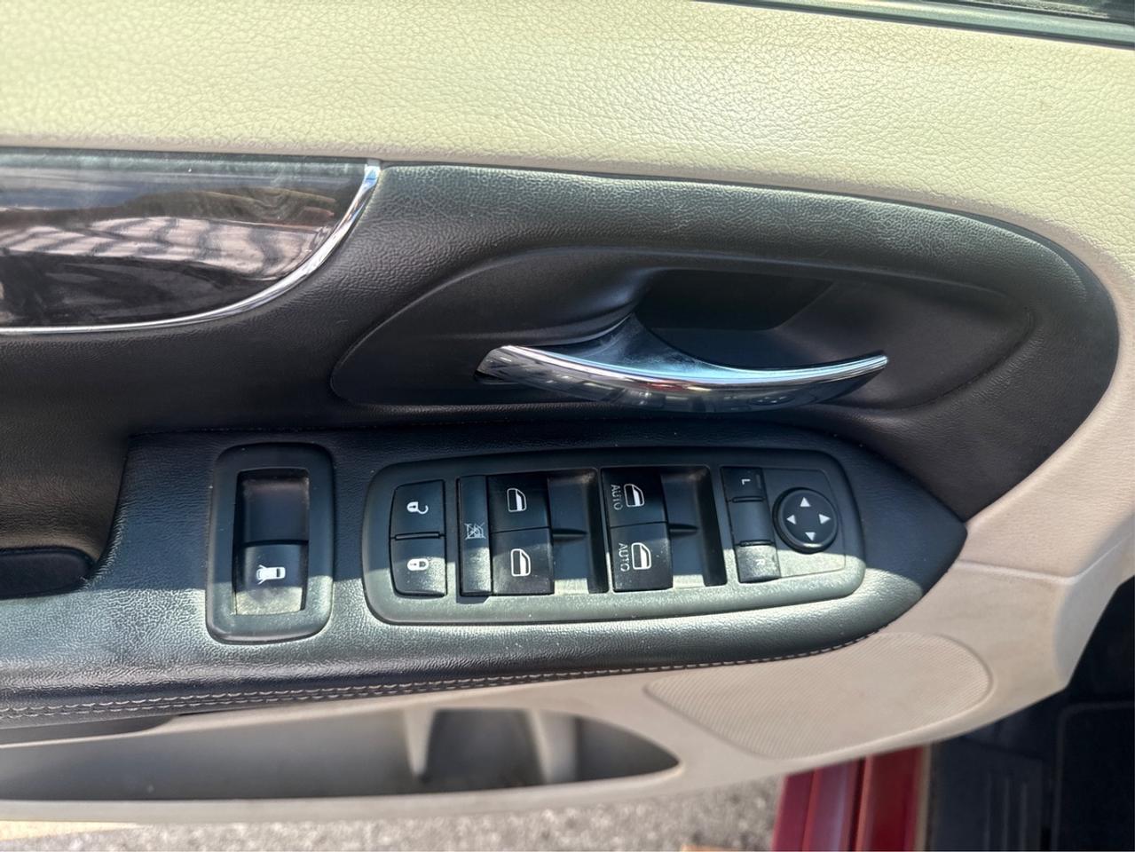 2013 Chrysler Town & Country TOURING Photo