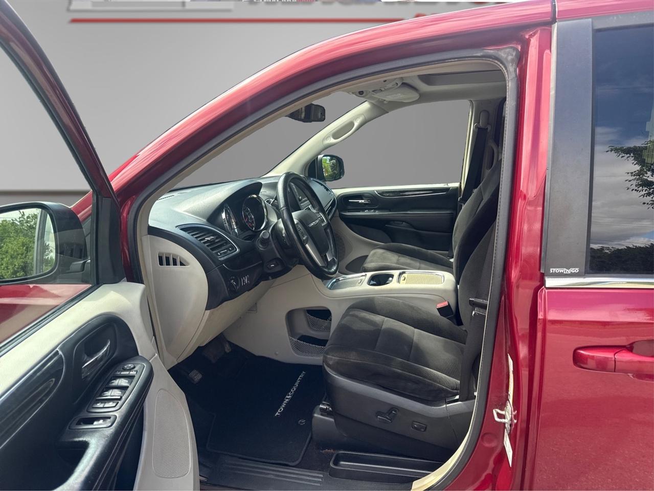 2013 Chrysler Town & Country TOURING Photo