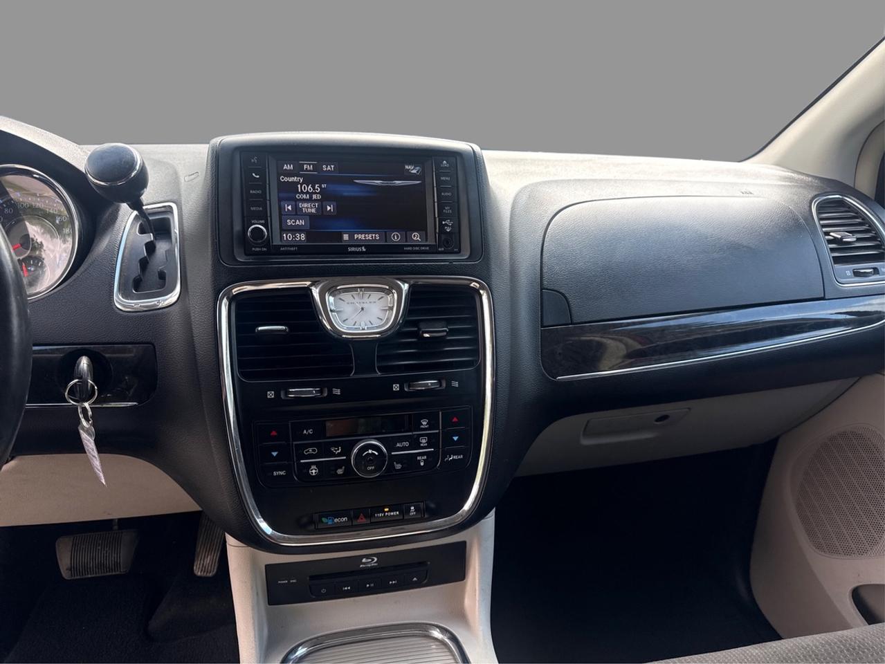 2013 Chrysler Town & Country TOURING Photo