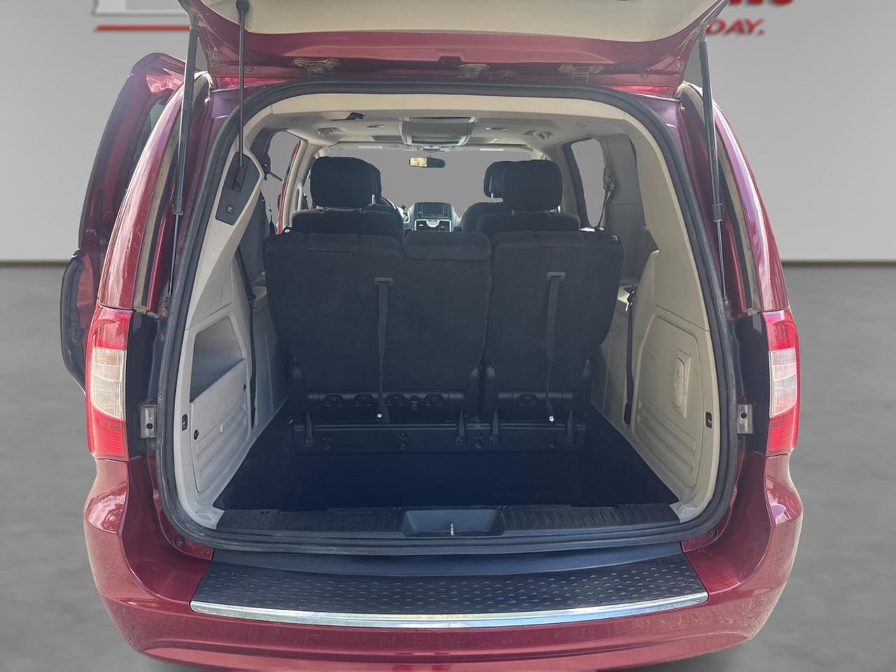 2013 Chrysler Town & Country TOURING Photo