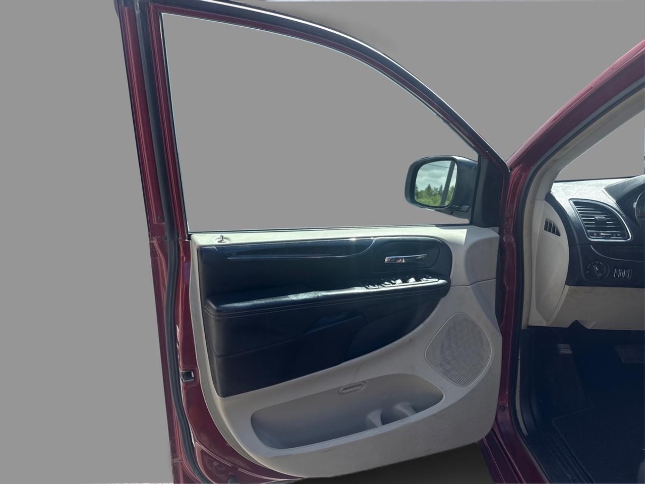 2013 Chrysler Town & Country TOURING Photo