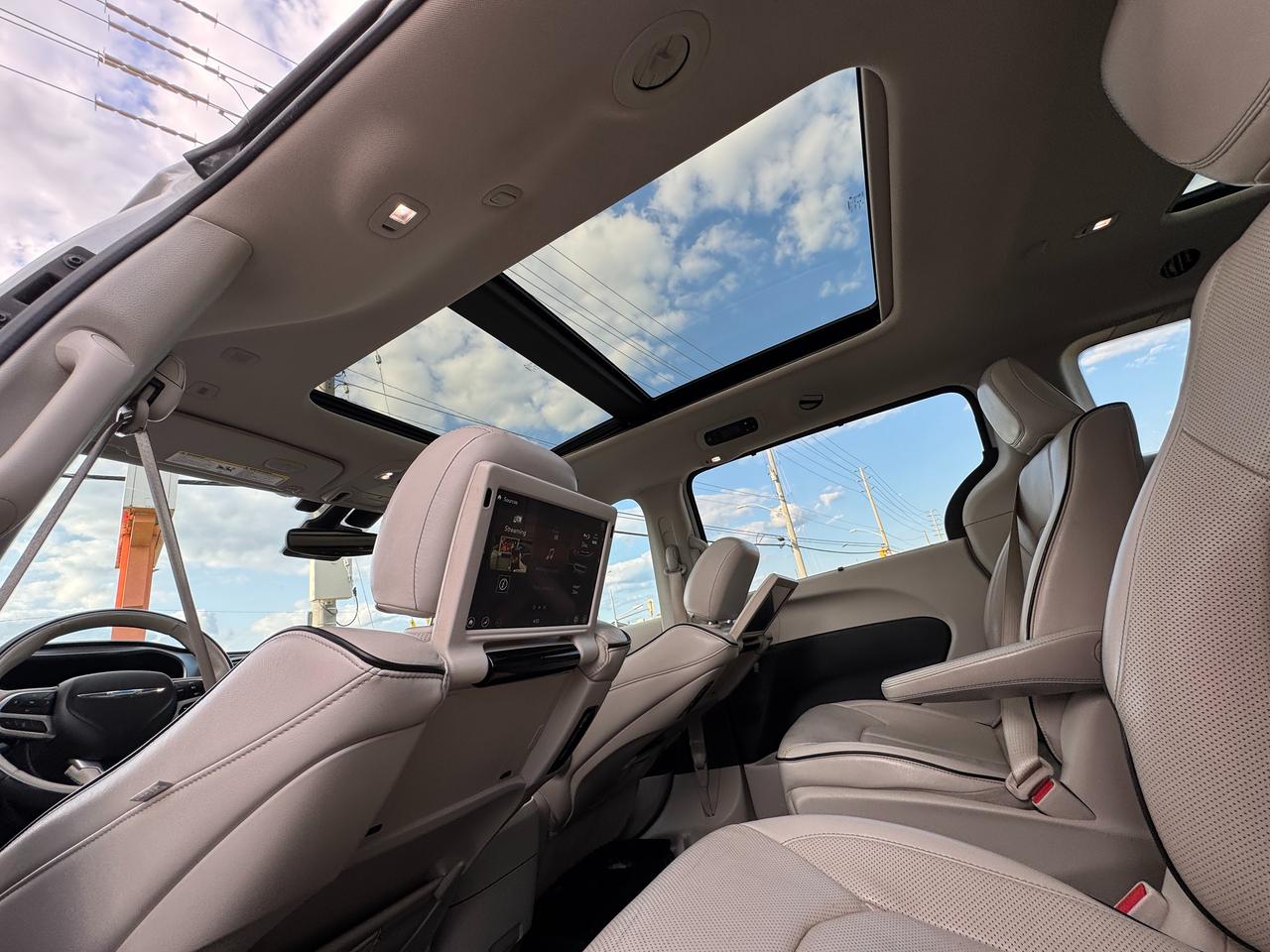 2018 Chrysler Pacifica Hybrid Limited HYBRID+8 Pass+DVDs+Roof+CLEAN CARFAX Photo4