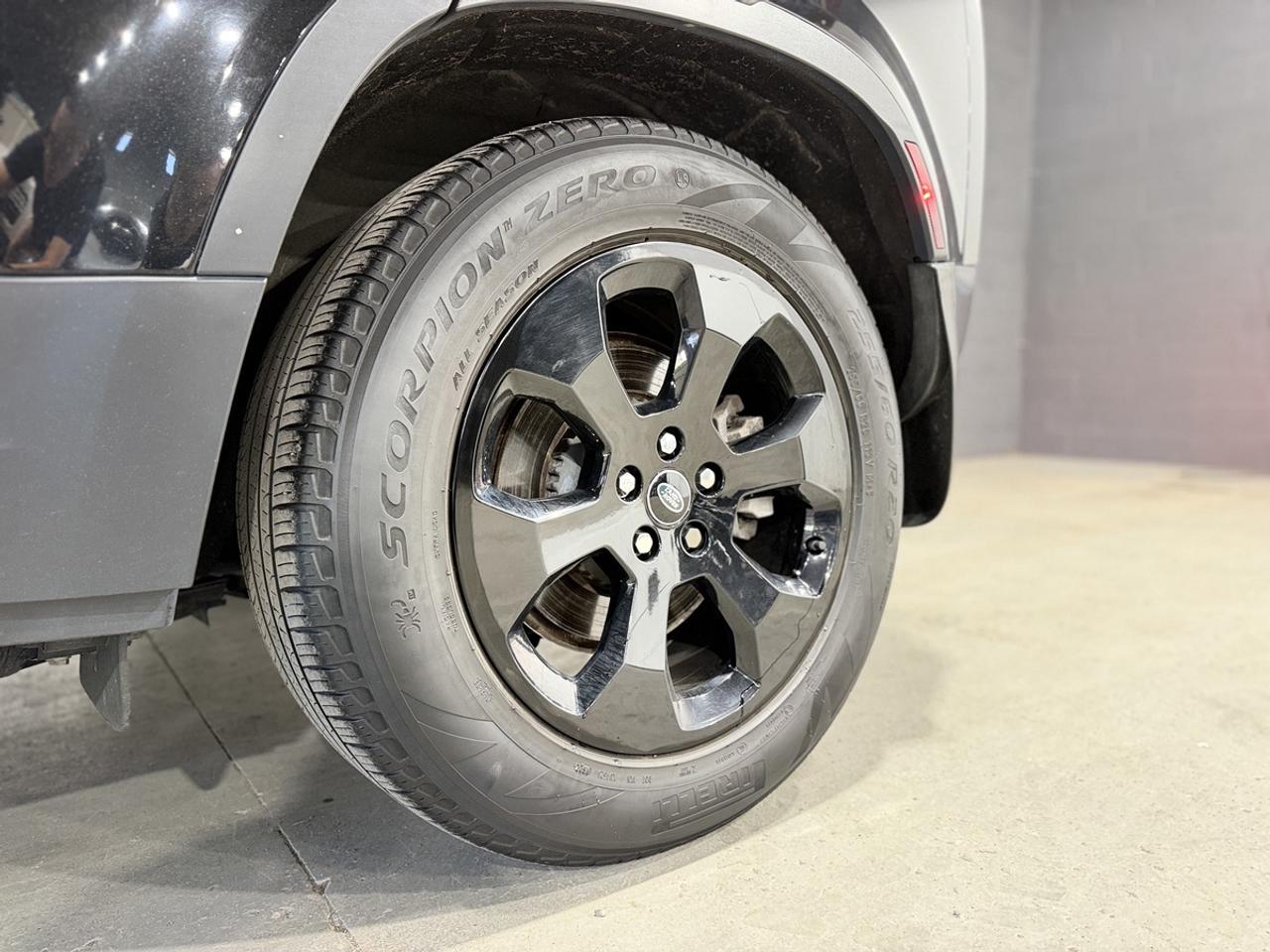 2023 Land Rover Defender SE Photo