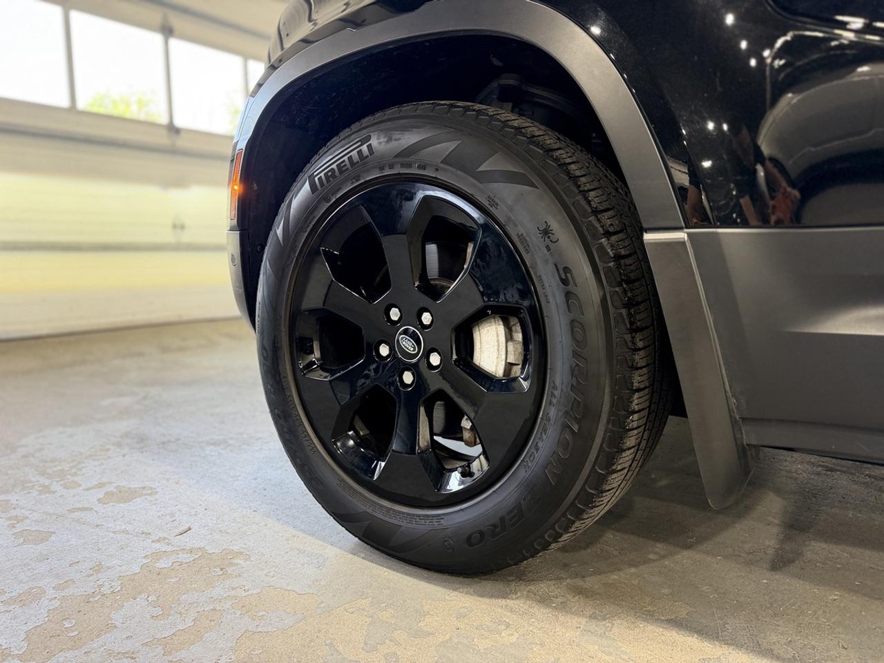 2023 Land Rover Defender SE Photo