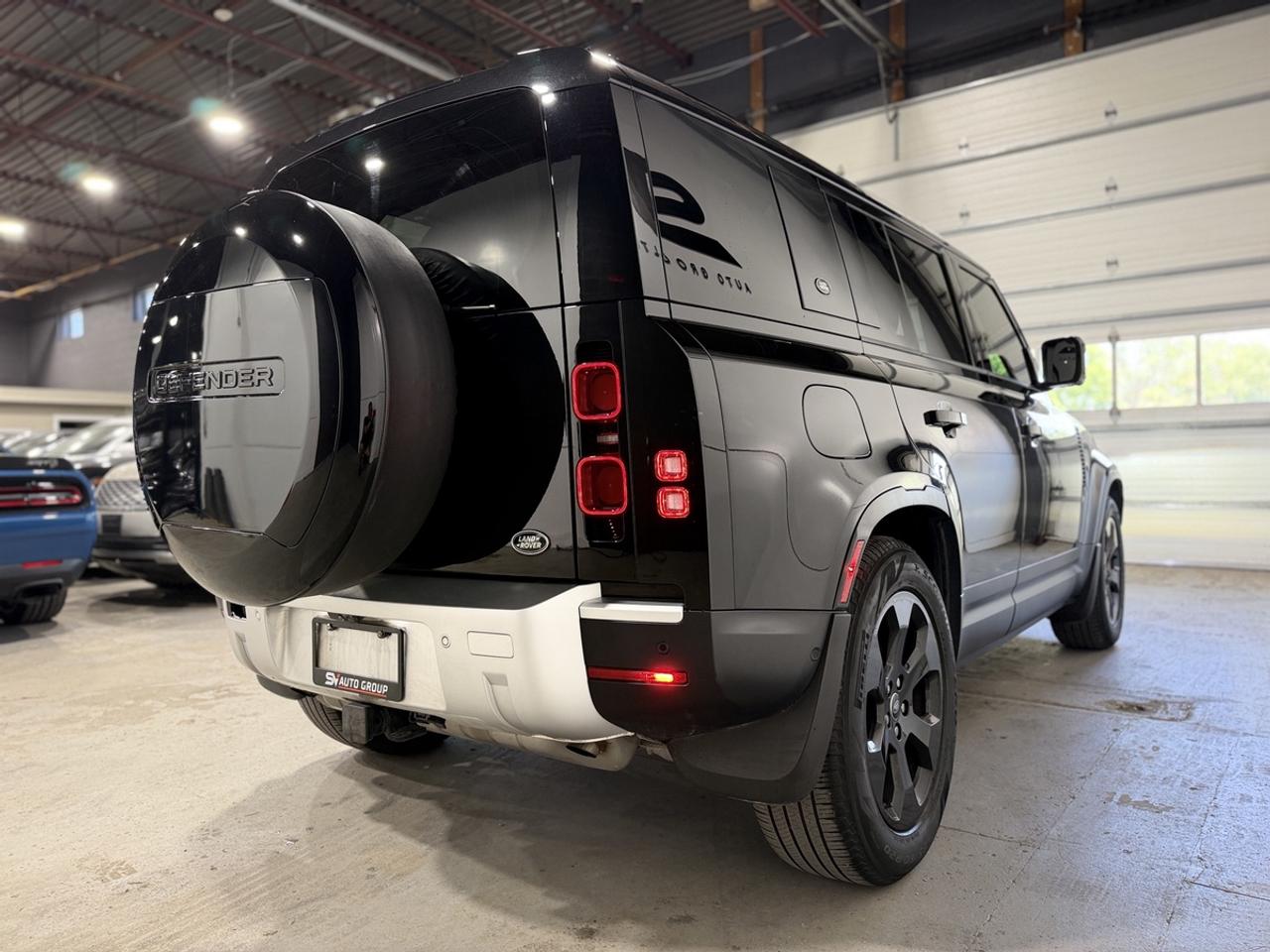 2023 Land Rover Defender SE Photo