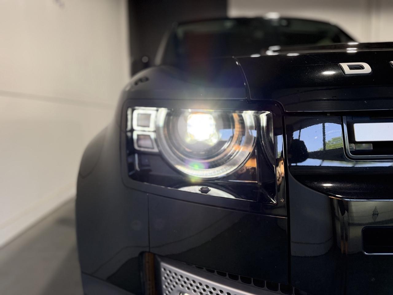 2023 Land Rover Defender SE Photo