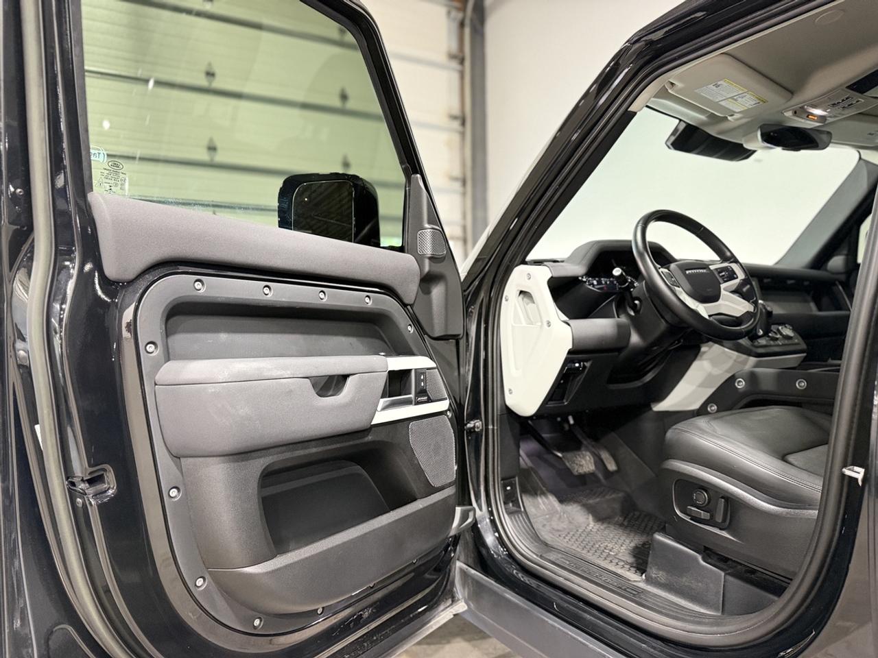 2023 Land Rover Defender SE Photo