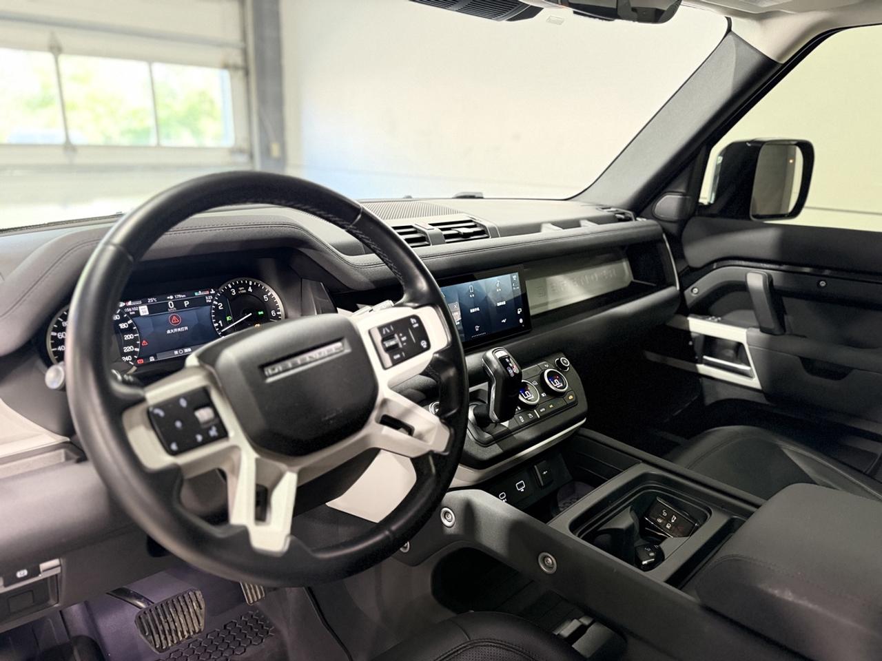 2023 Land Rover Defender SE Photo