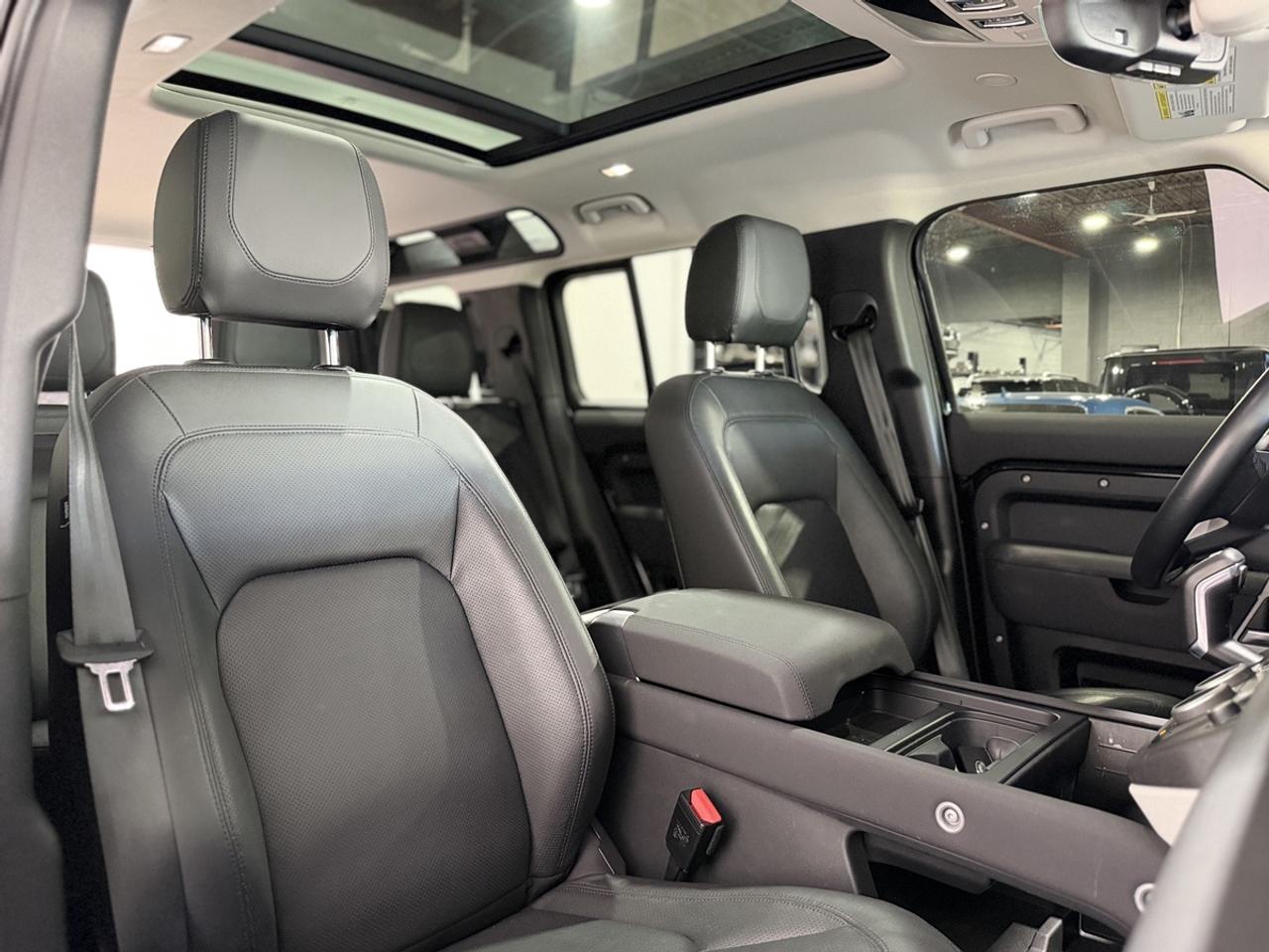 2023 Land Rover Defender SE Photo