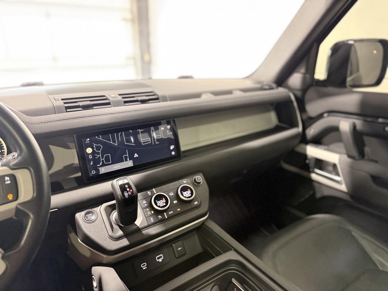 2023 Land Rover Defender SE Photo
