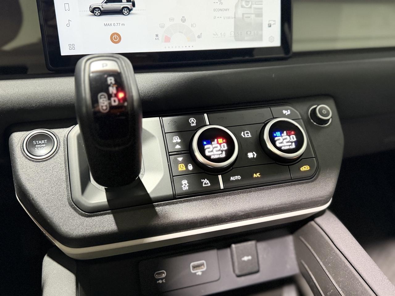 2023 Land Rover Defender SE Photo