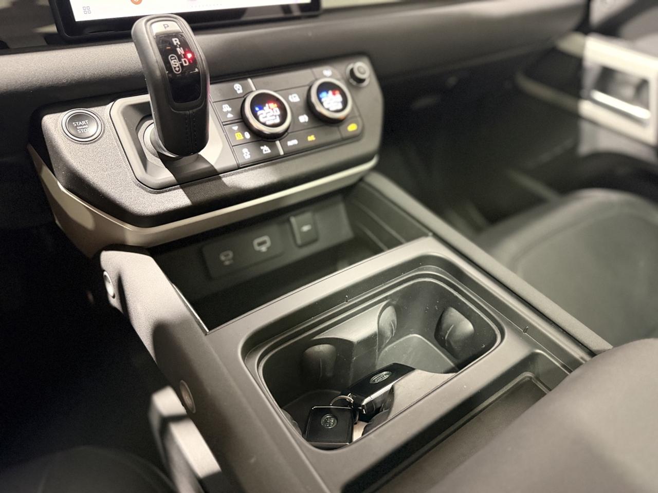 2023 Land Rover Defender SE Photo