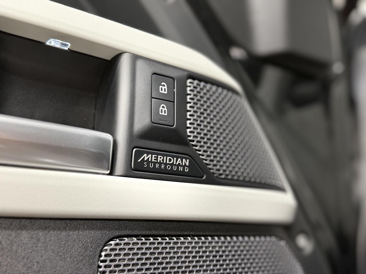 2023 Land Rover Defender SE Photo