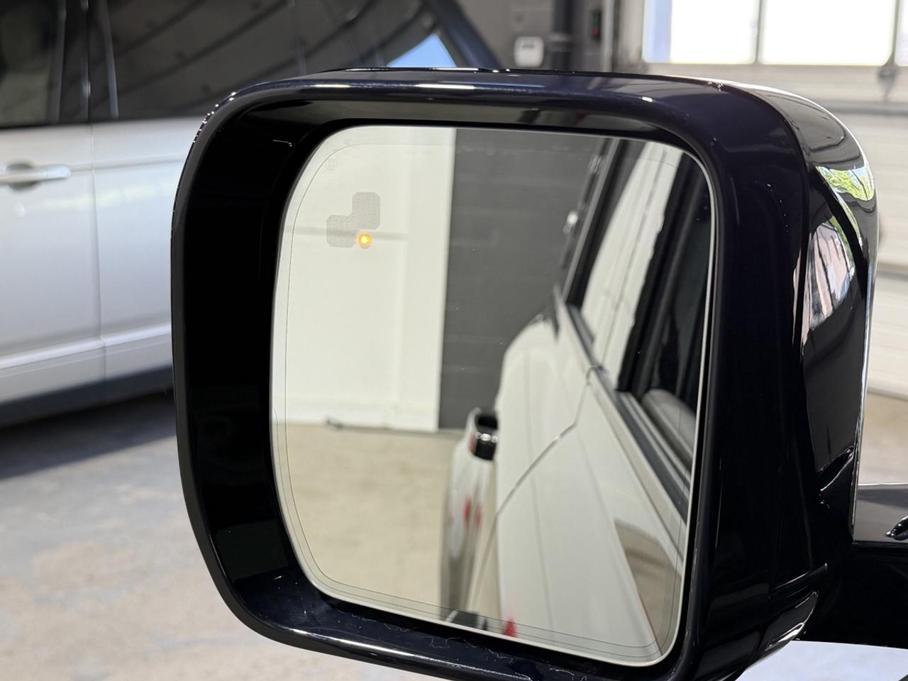 2023 Land Rover Defender SE Photo