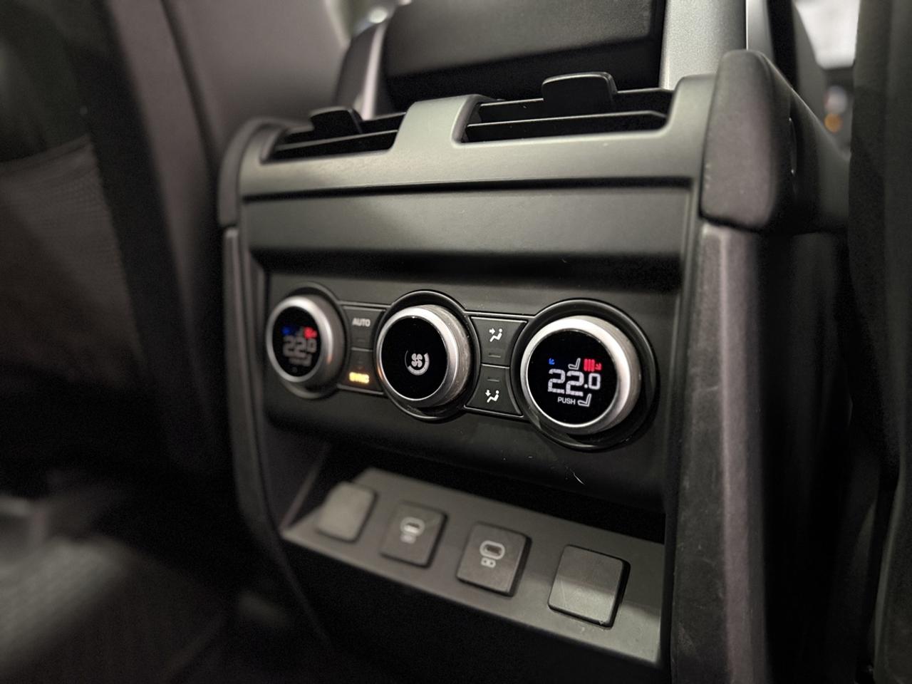 2023 Land Rover Defender SE Photo