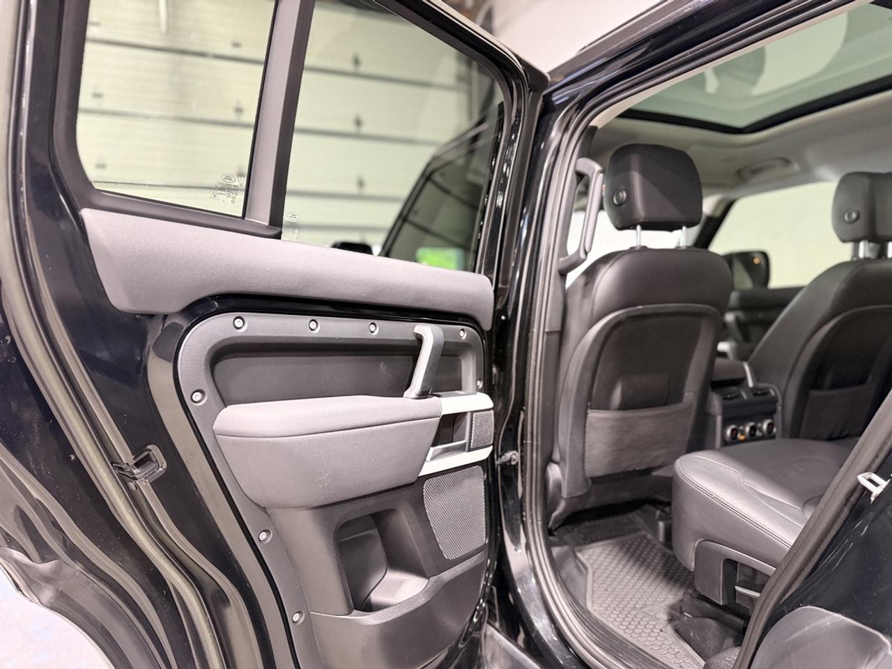 2023 Land Rover Defender SE Photo