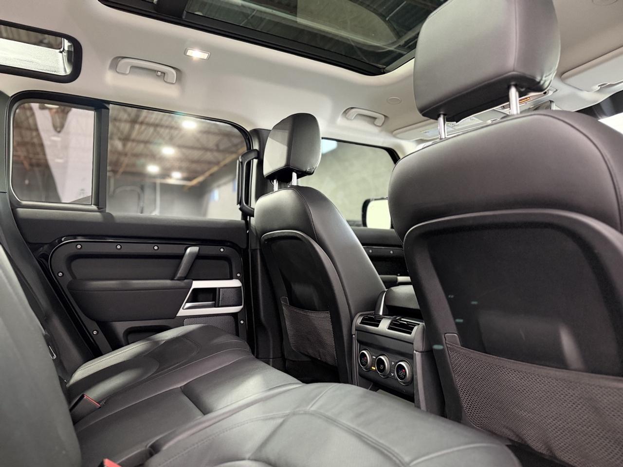2023 Land Rover Defender SE Photo
