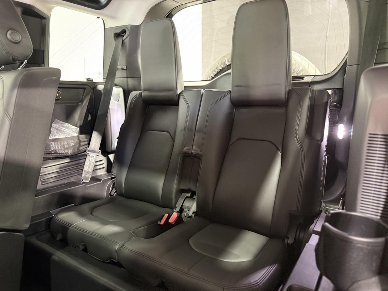 2023 Land Rover Defender SE Photo