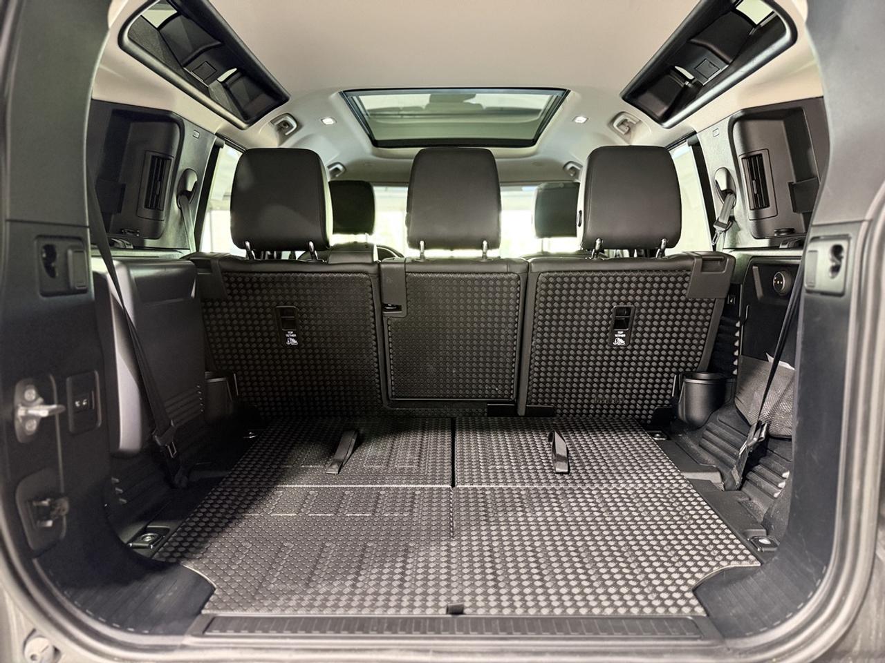 2023 Land Rover Defender SE Photo