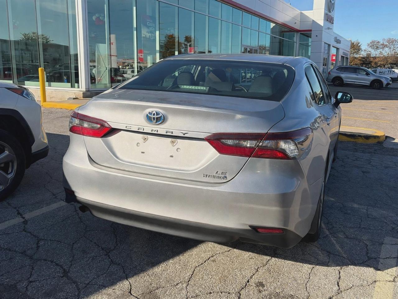 2021 Toyota Camry Hybrid LE Photo3