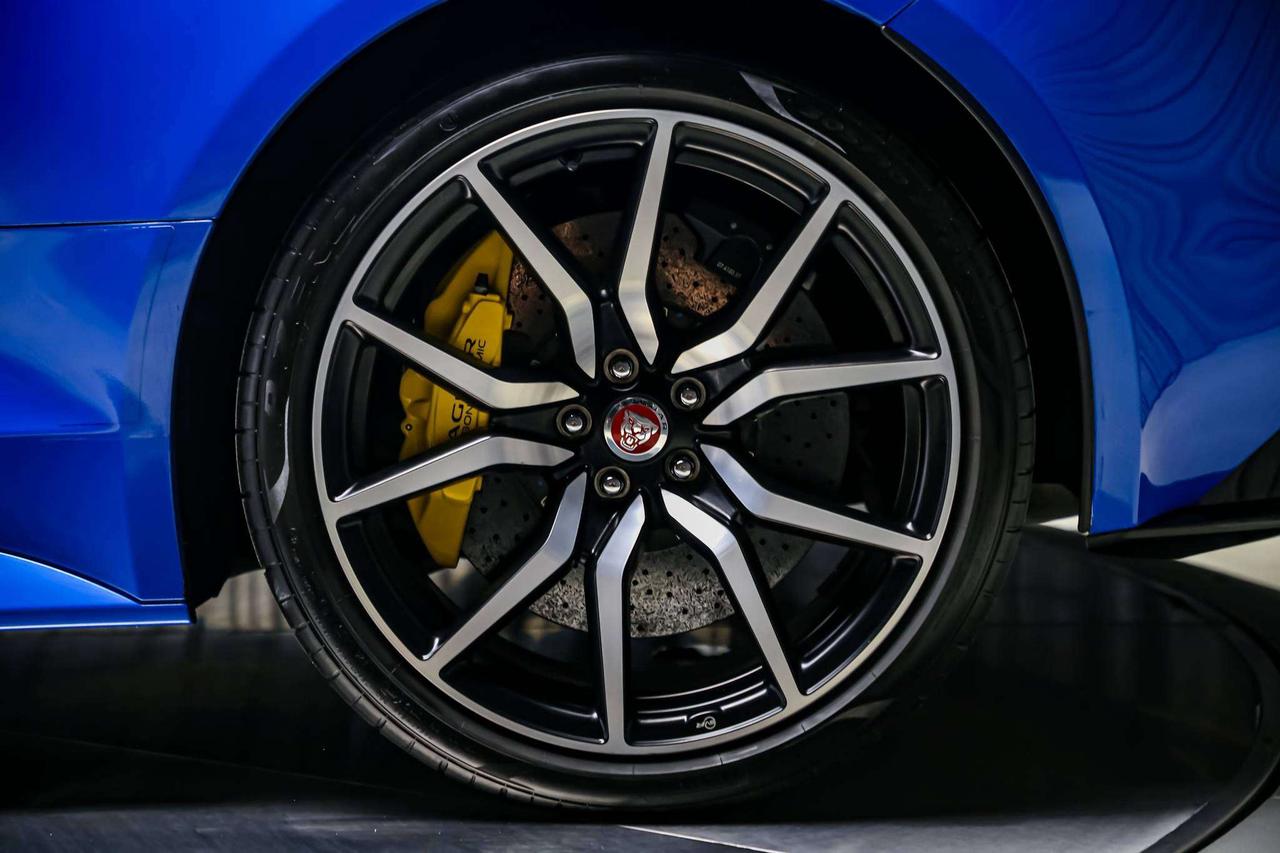 2017 Jaguar F-Type SVR AWD V8 SC 575HP CARBONCERAMIC NOACCIDNT LOWKM Photo