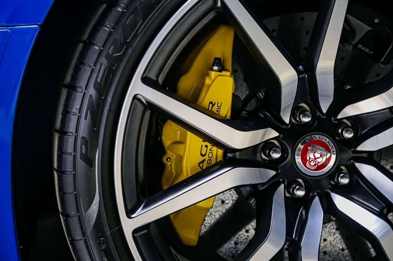 2017 Jaguar F-Type SVR AWD V8 SC 575HP CARBONCERAMIC NOACCIDNT LOWKM Photo