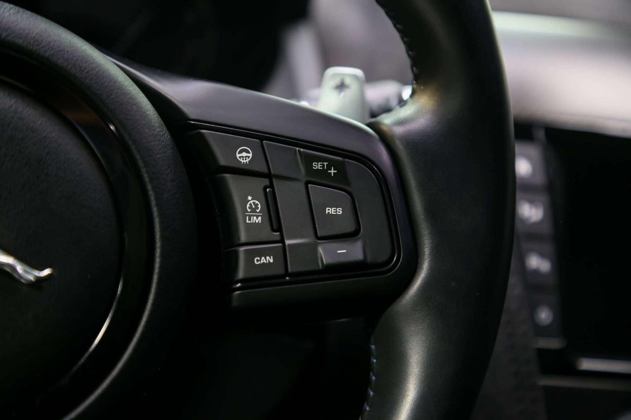 2017 Jaguar F-Type SVR AWD V8 SC 575HP CARBONCERAMIC NOACCIDNT LOWKM Photo