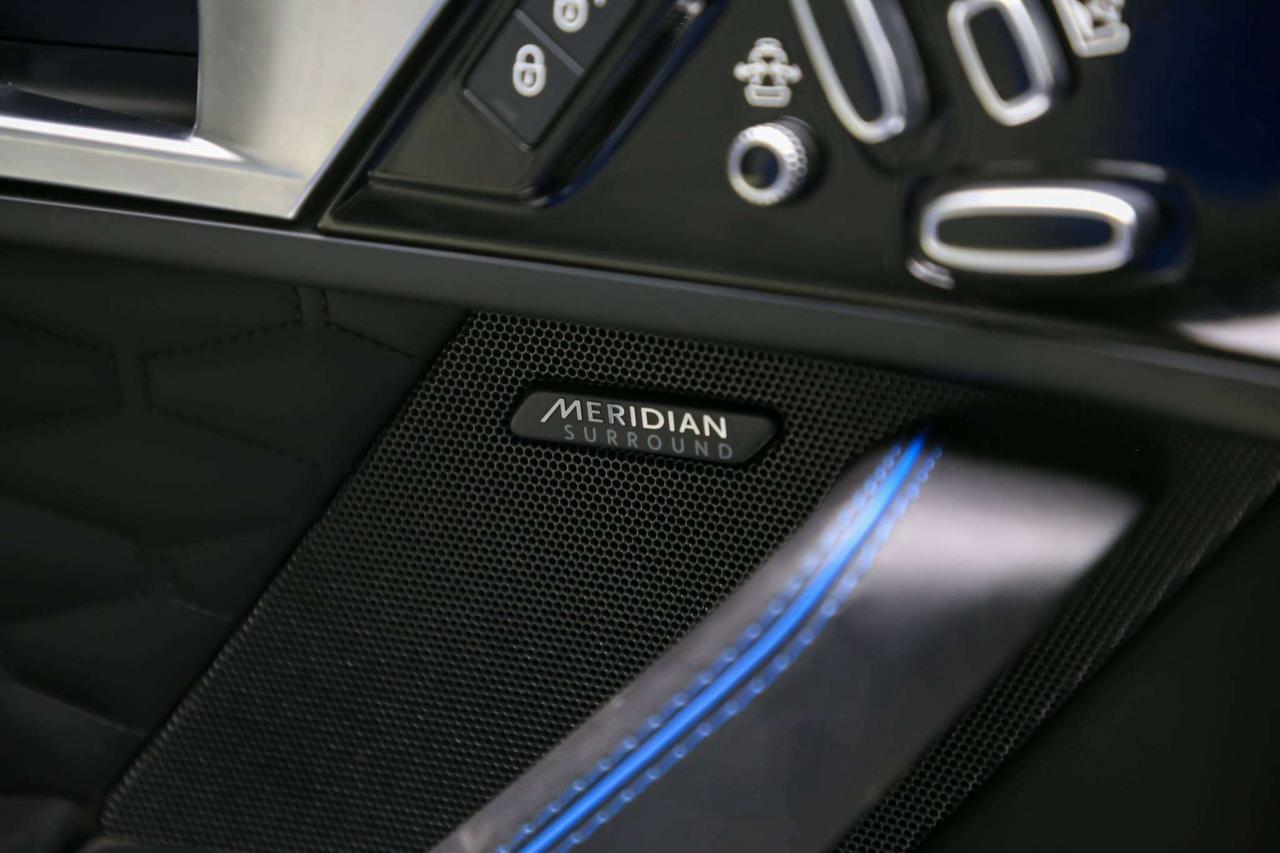 2017 Jaguar F-Type SVR AWD V8 SC 575HP CARBONCERAMIC NOACCIDNT LOWKM Photo