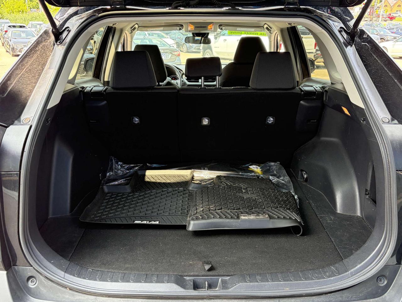 2021 Toyota RAV4 LE Photo