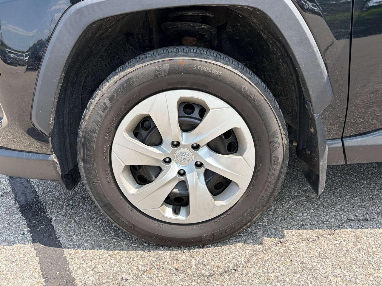 2021 Toyota RAV4 LE Photo