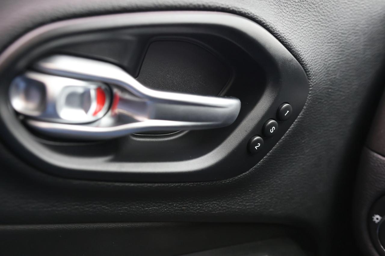 2019 Jeep Cherokee TRAILHAWK-ELITE-4WD-R STARTER/ADAPT CRUISE/NAV/BCA Photo