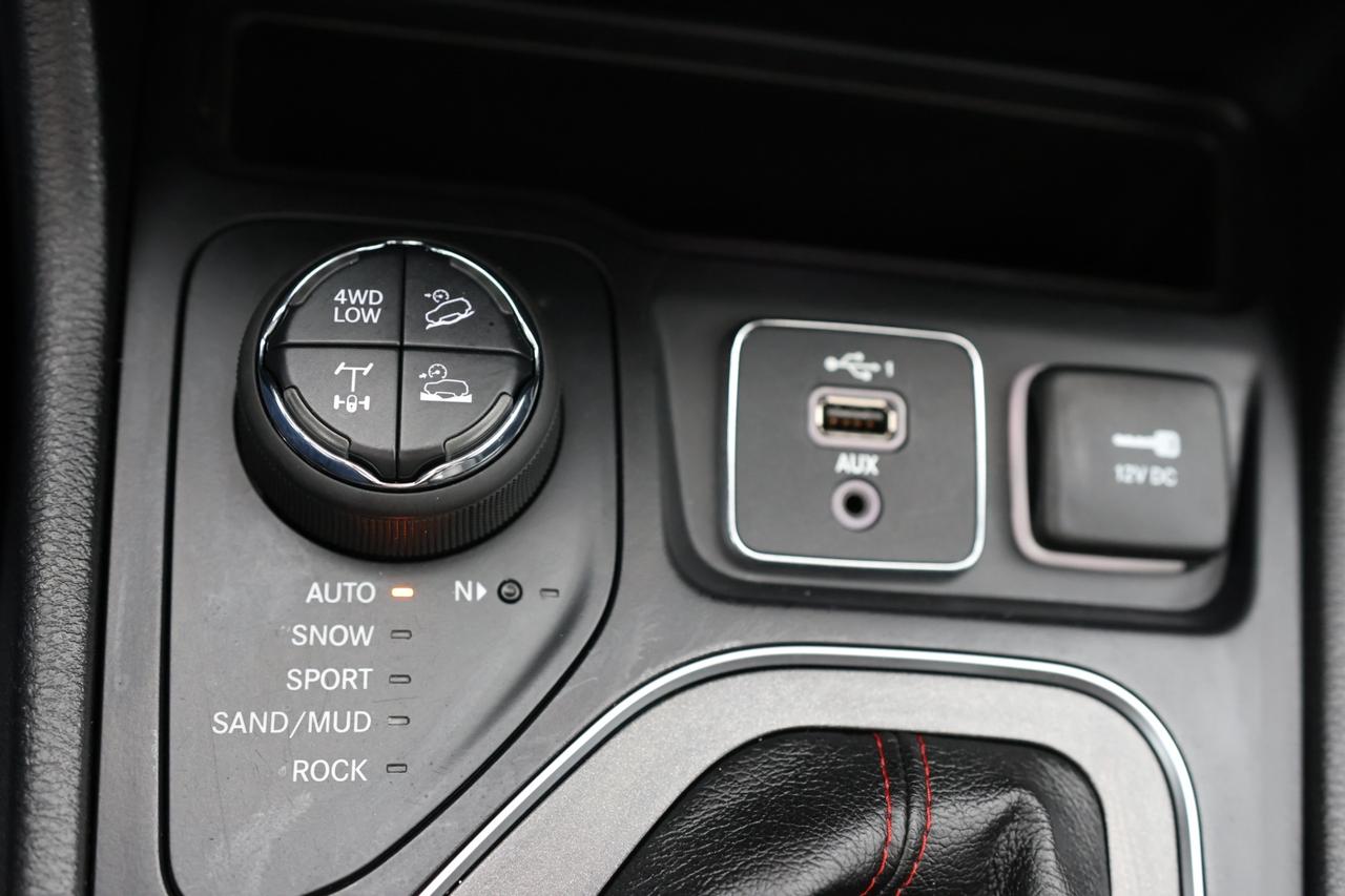 2019 Jeep Cherokee TRAILHAWK-ELITE-4WD-R STARTER/ADAPT CRUISE/NAV/BCA Photo