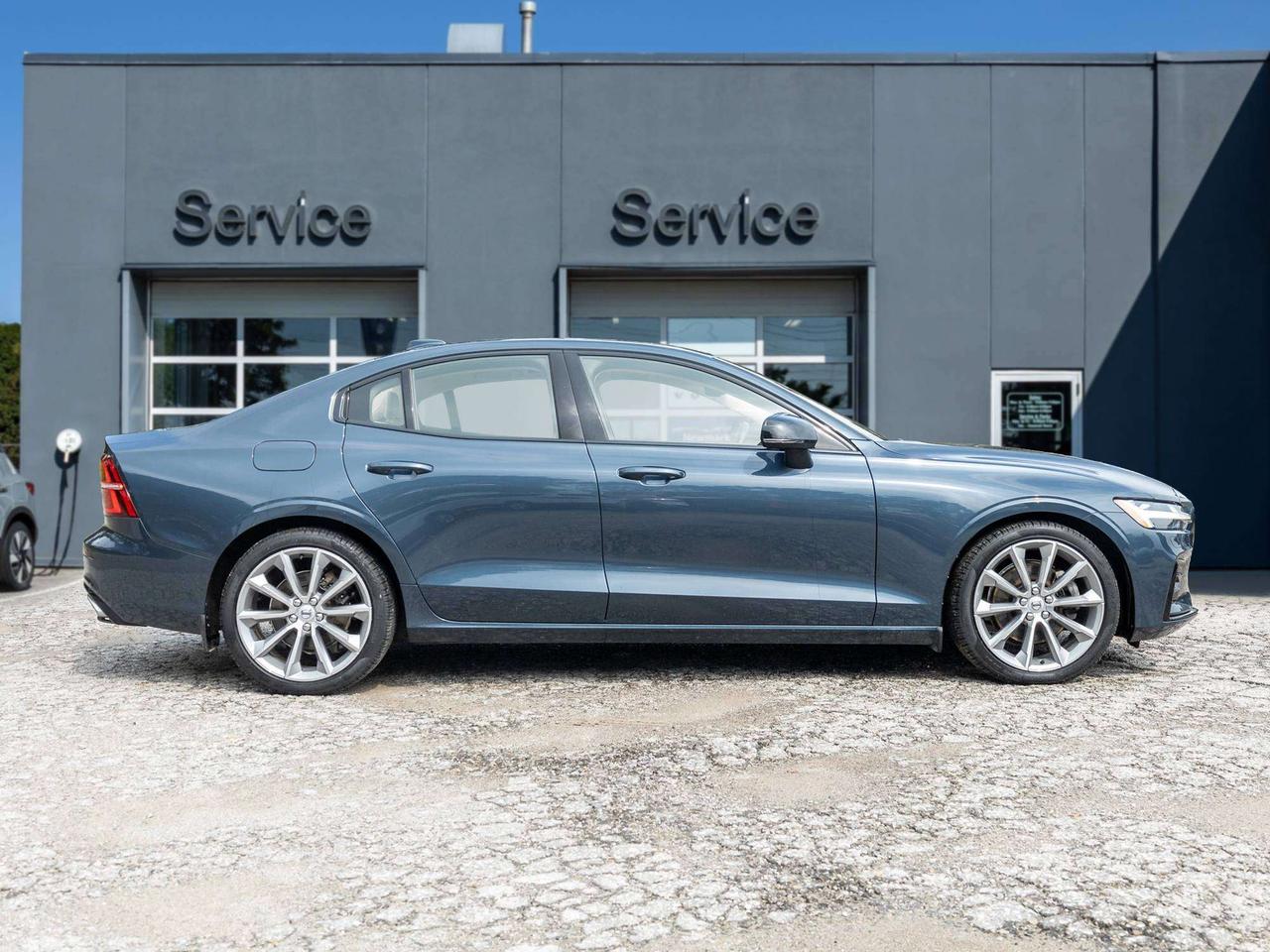 2022 Volvo S60 Momentum Photo
