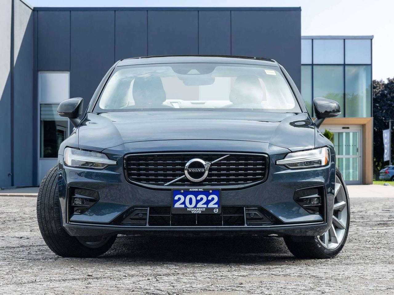 2022 Volvo S60 Momentum Photo