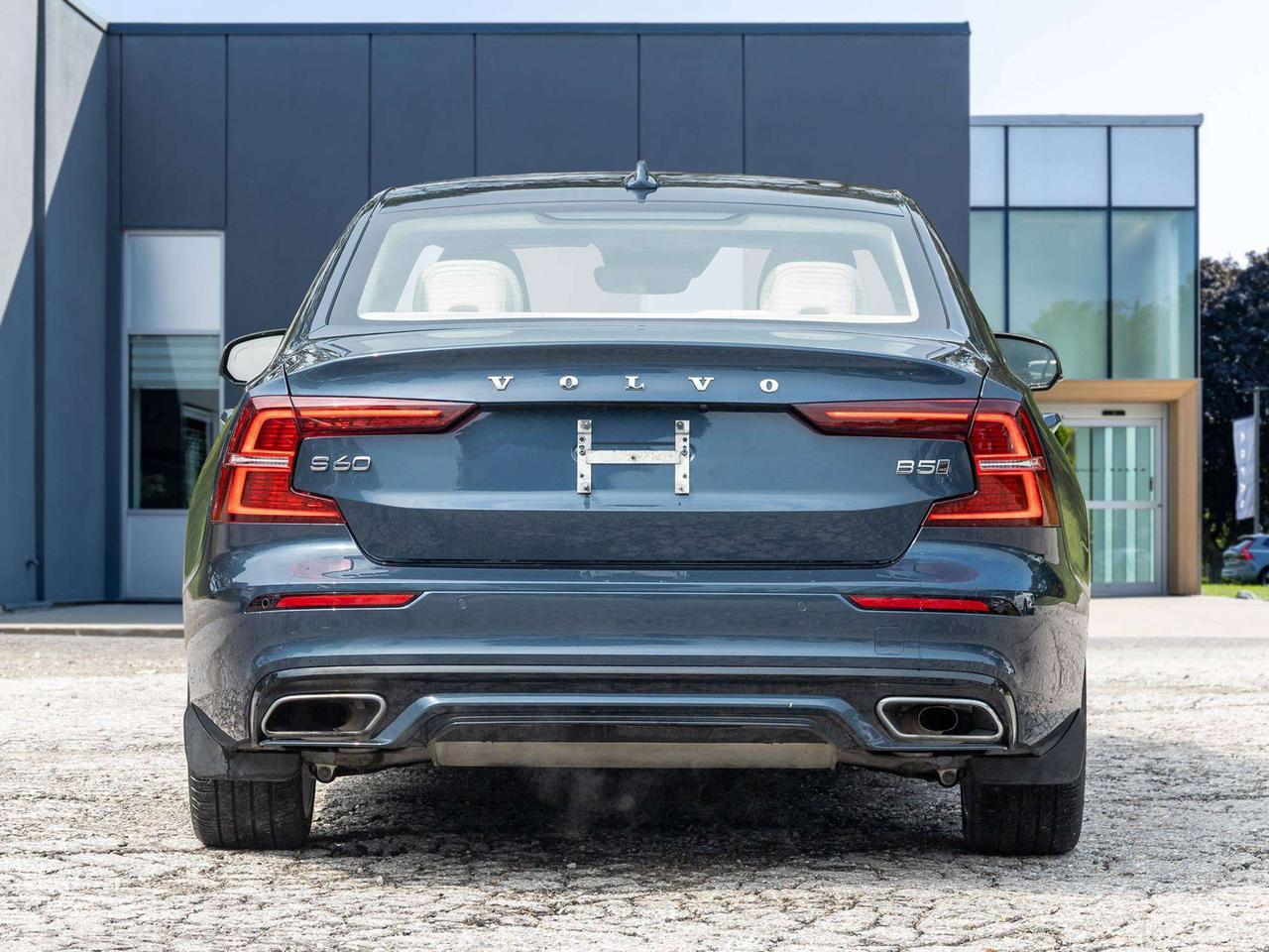2022 Volvo S60 Momentum Photo