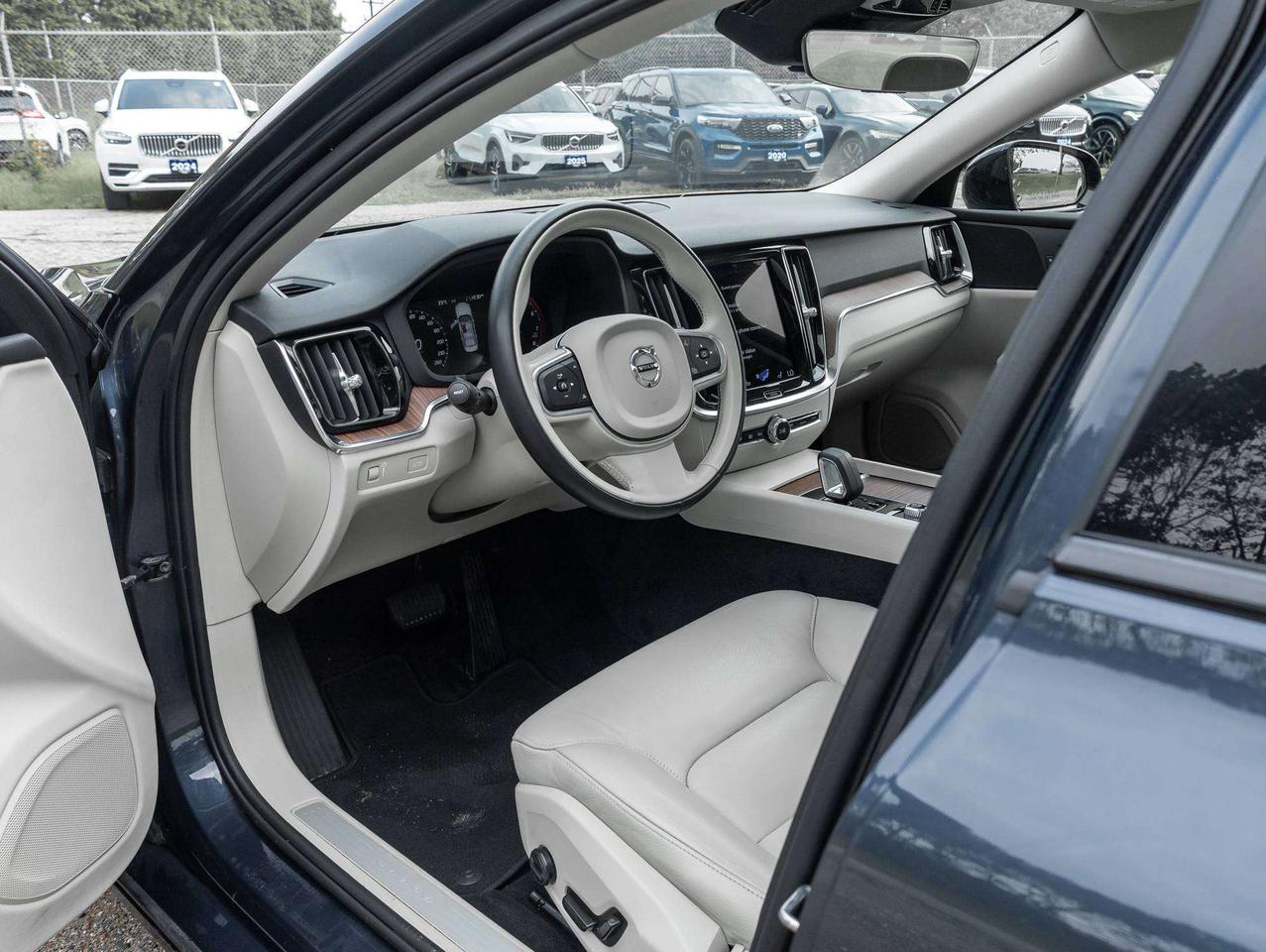 2022 Volvo S60 Momentum Photo