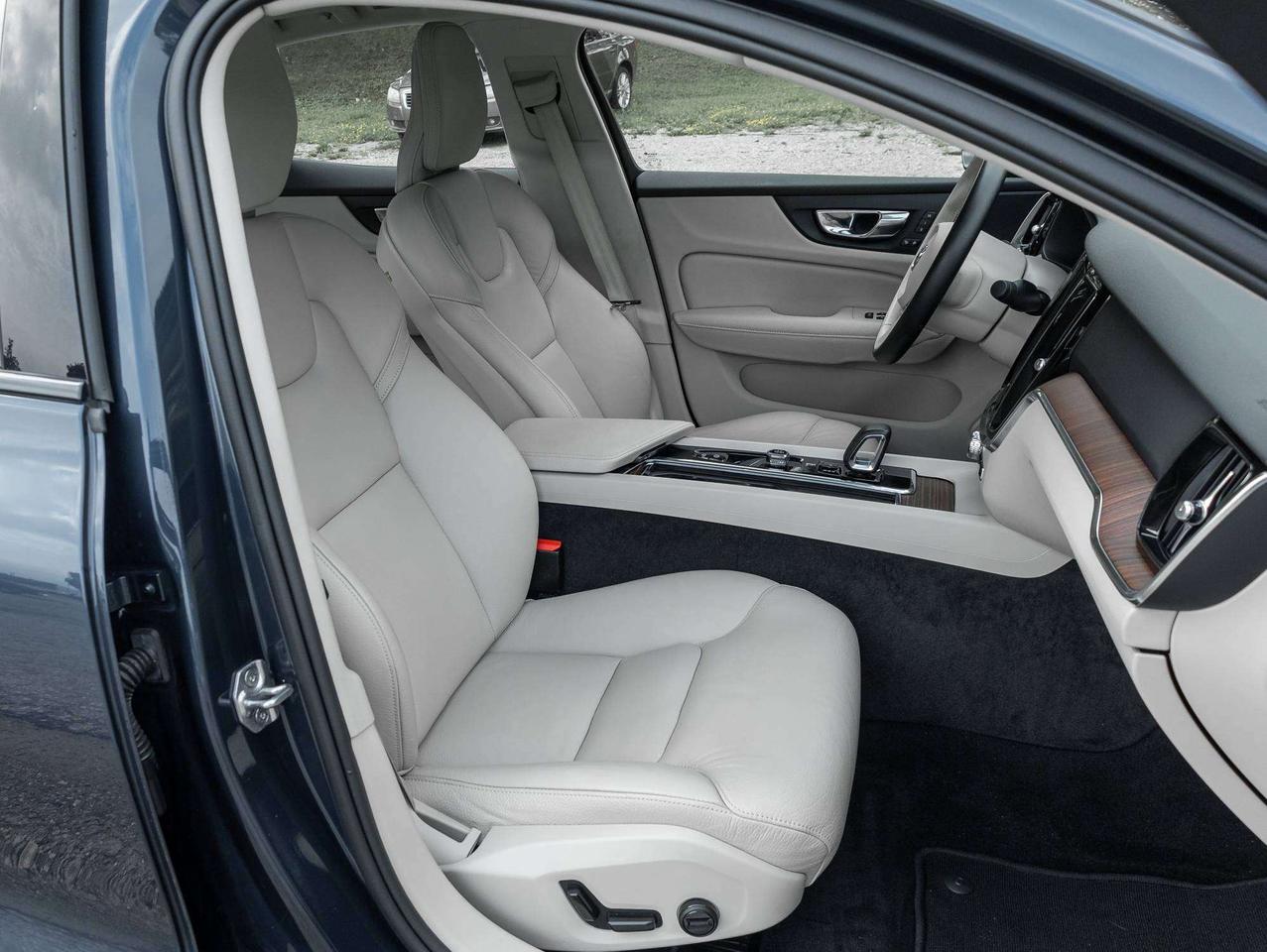 2022 Volvo S60 Momentum Photo