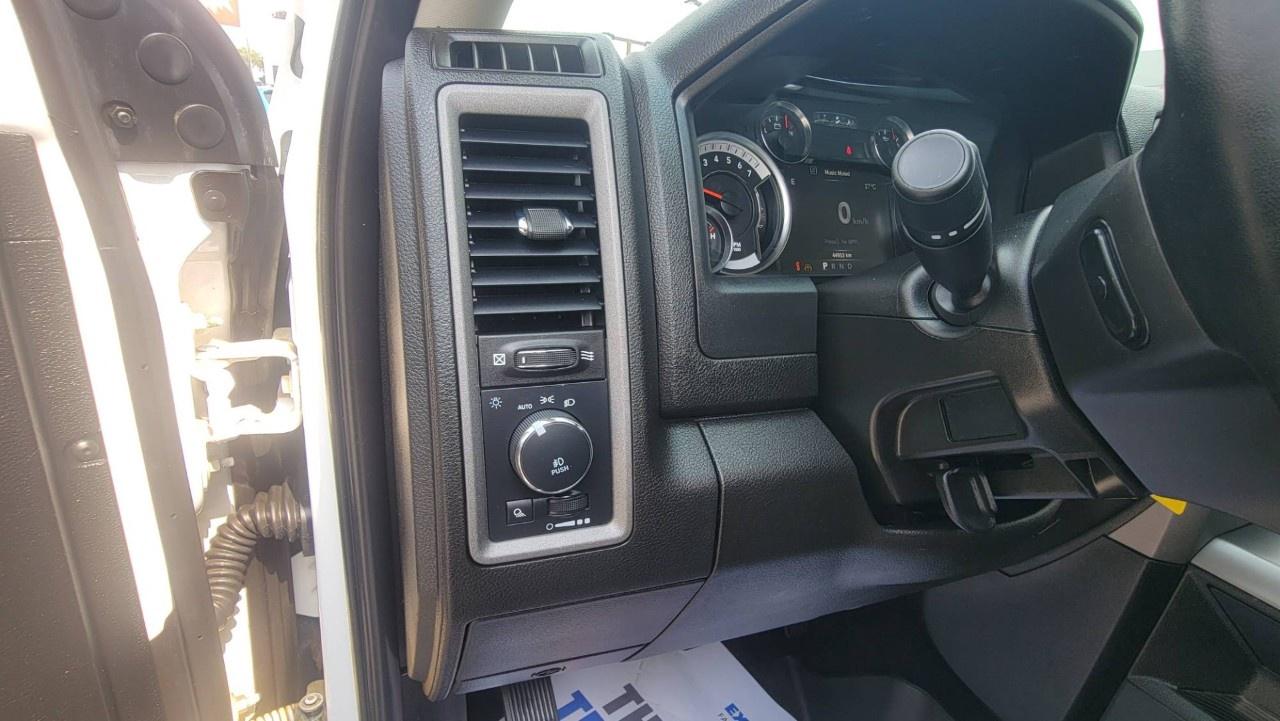 2023 RAM 1500 Classic EXPRESS 4X4 CREW CAB 5'7" BOX Photo