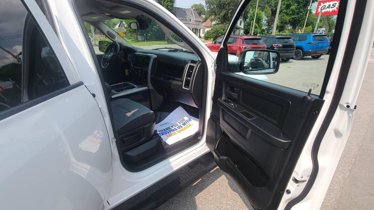 2023 RAM 1500 Classic EXPRESS 4X4 CREW CAB 5'7" BOX Photo