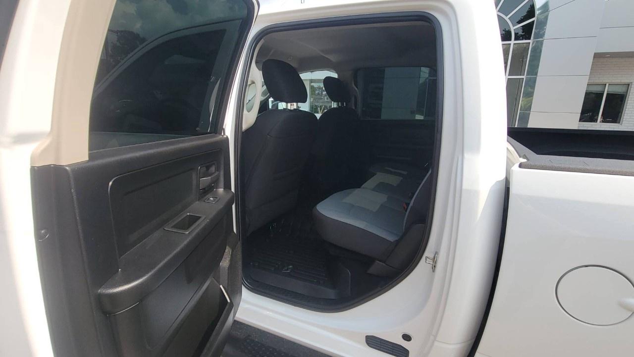 2023 RAM 1500 Classic EXPRESS 4X4 CREW CAB 5'7" BOX Photo