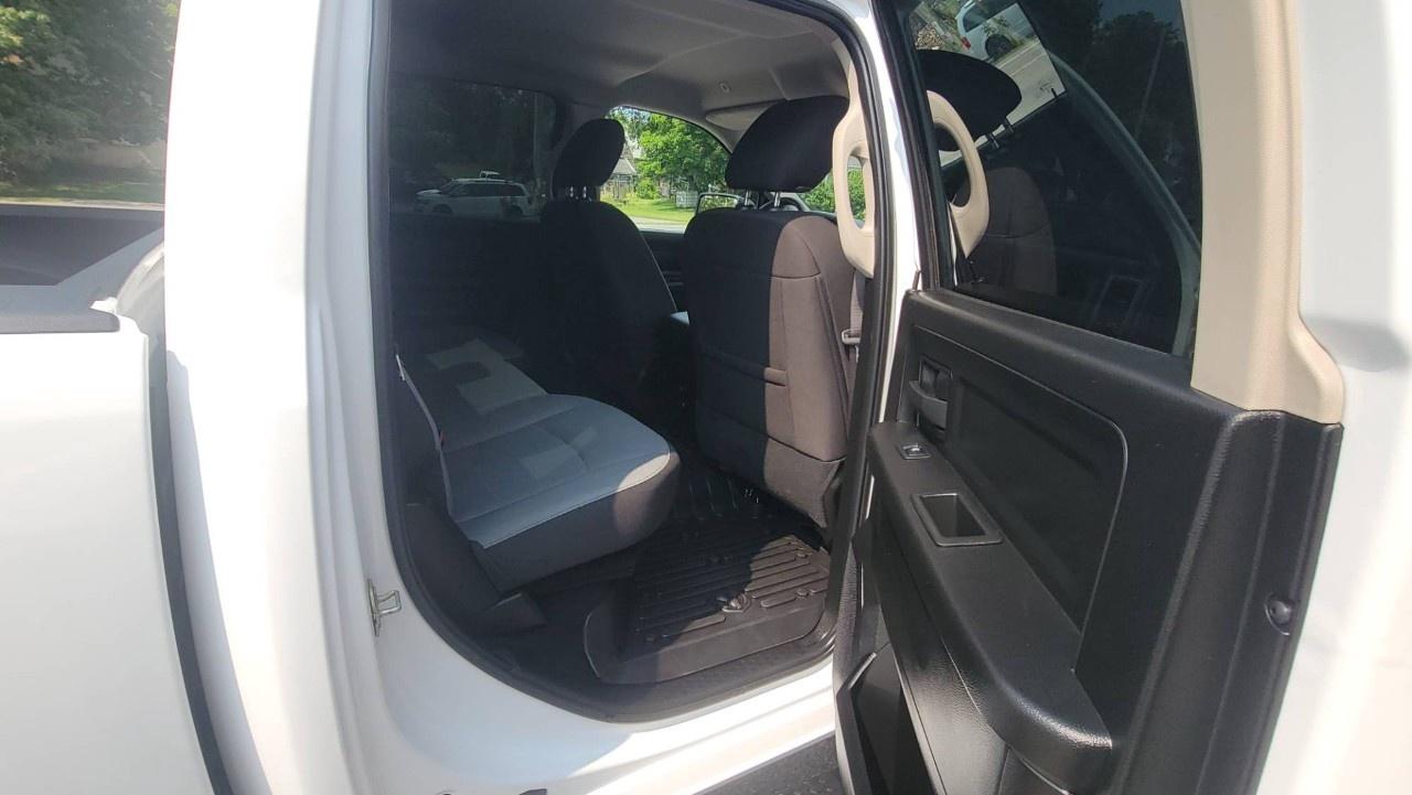 2023 RAM 1500 Classic EXPRESS 4X4 CREW CAB 5'7" BOX Photo