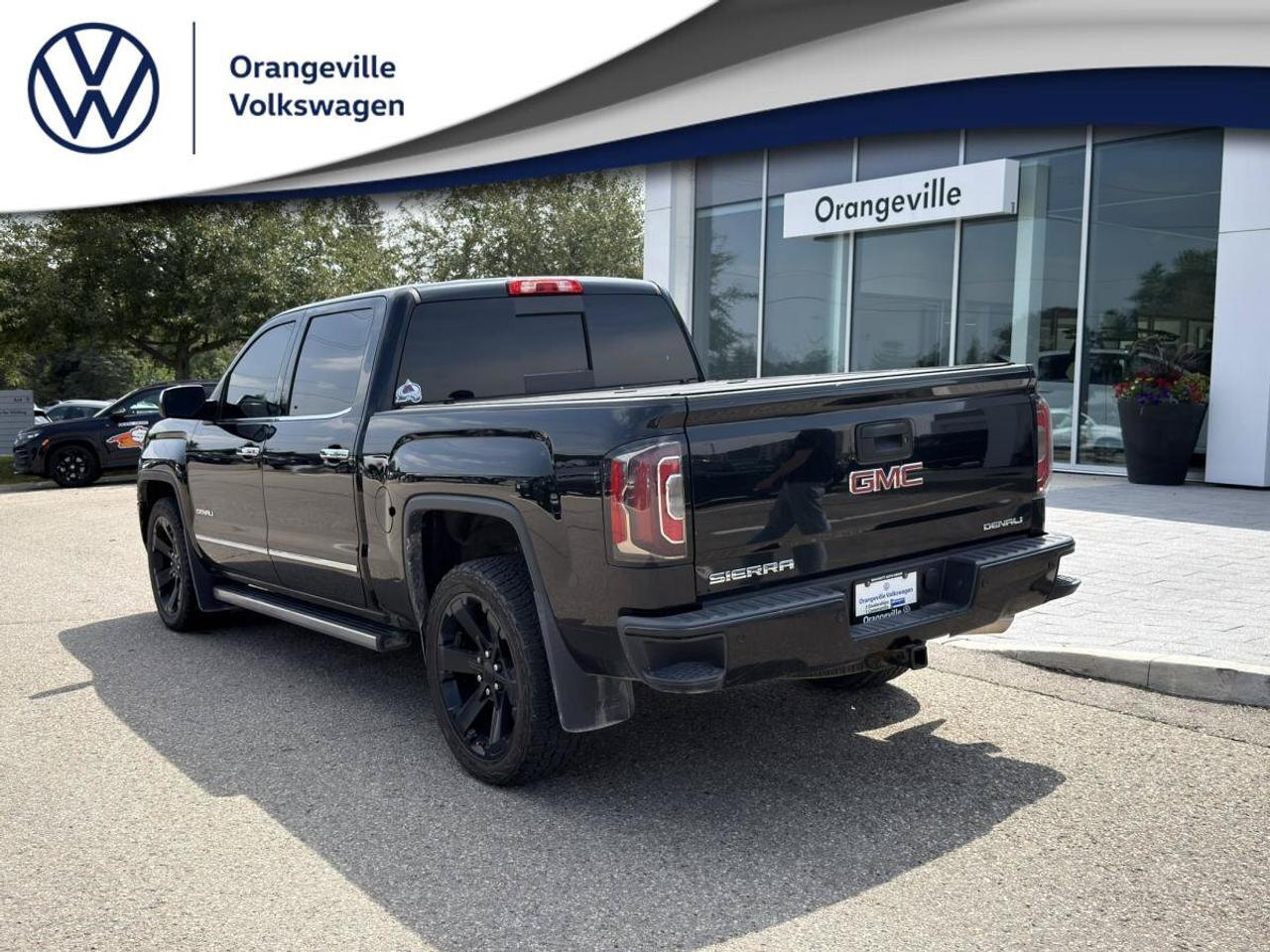 2017 GMC Sierra 1500 4WD Crew Cab 143.5  Denali Photo