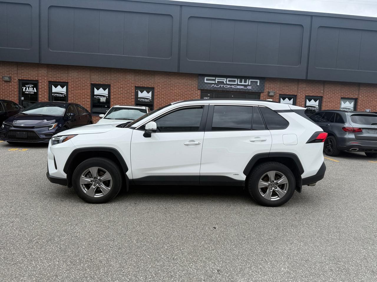 2025 Toyota RAV4 Hybrid XLE AWD, ONE OWNER, ACCIDENT FREE Photo2
