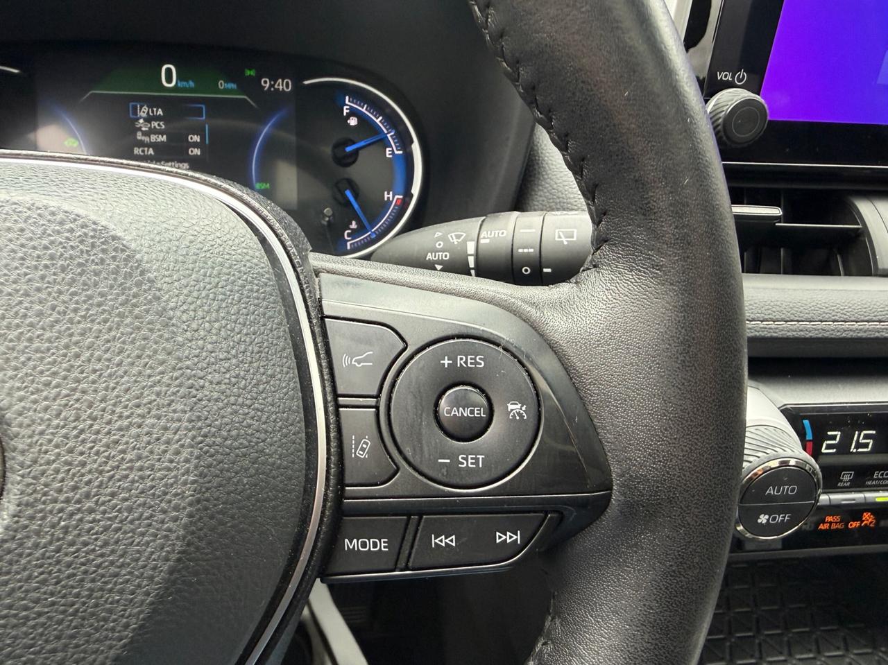 2025 Toyota RAV4 Hybrid XLE AWD, ONE OWNER, ACCIDENT FREE Photo